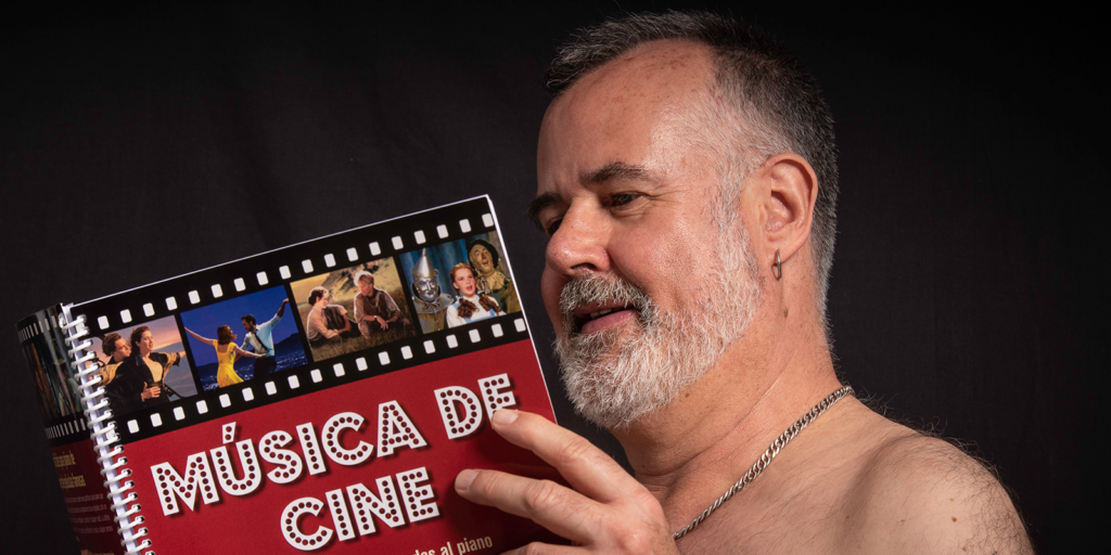 Joan Pere Jové llegint el llibre Música de cine